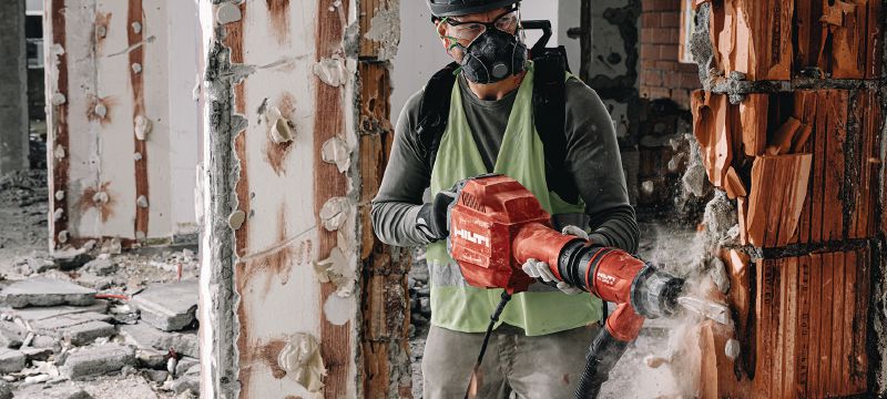 TE 600-AVR Breaker hammer Heavy-duty demolition hammer for wall chiseling in concrete and masonry, with less weight, lower vibration, and more performance than the TE 700-AVR predecessor Applications 1