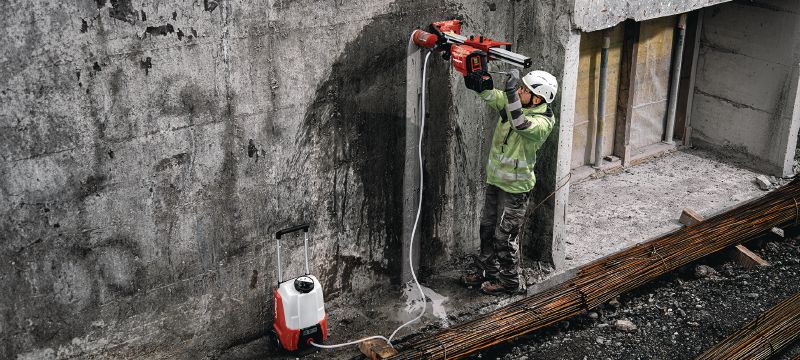 DD 150-U-22 Cordless core drill Cordless diamond coring machine for handheld or rig-based coring from 52-162 mm (2 - 6-3/8) in concrete or up to 252mm (10”) in masonry (Nuron battery) Applications 1